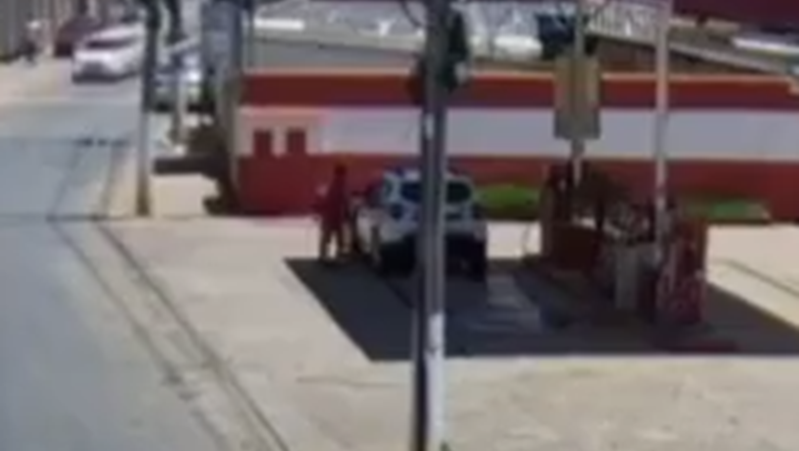Vídeo: homem furta viatura da PM e ainda tenta abastecer veículo em posto em MG