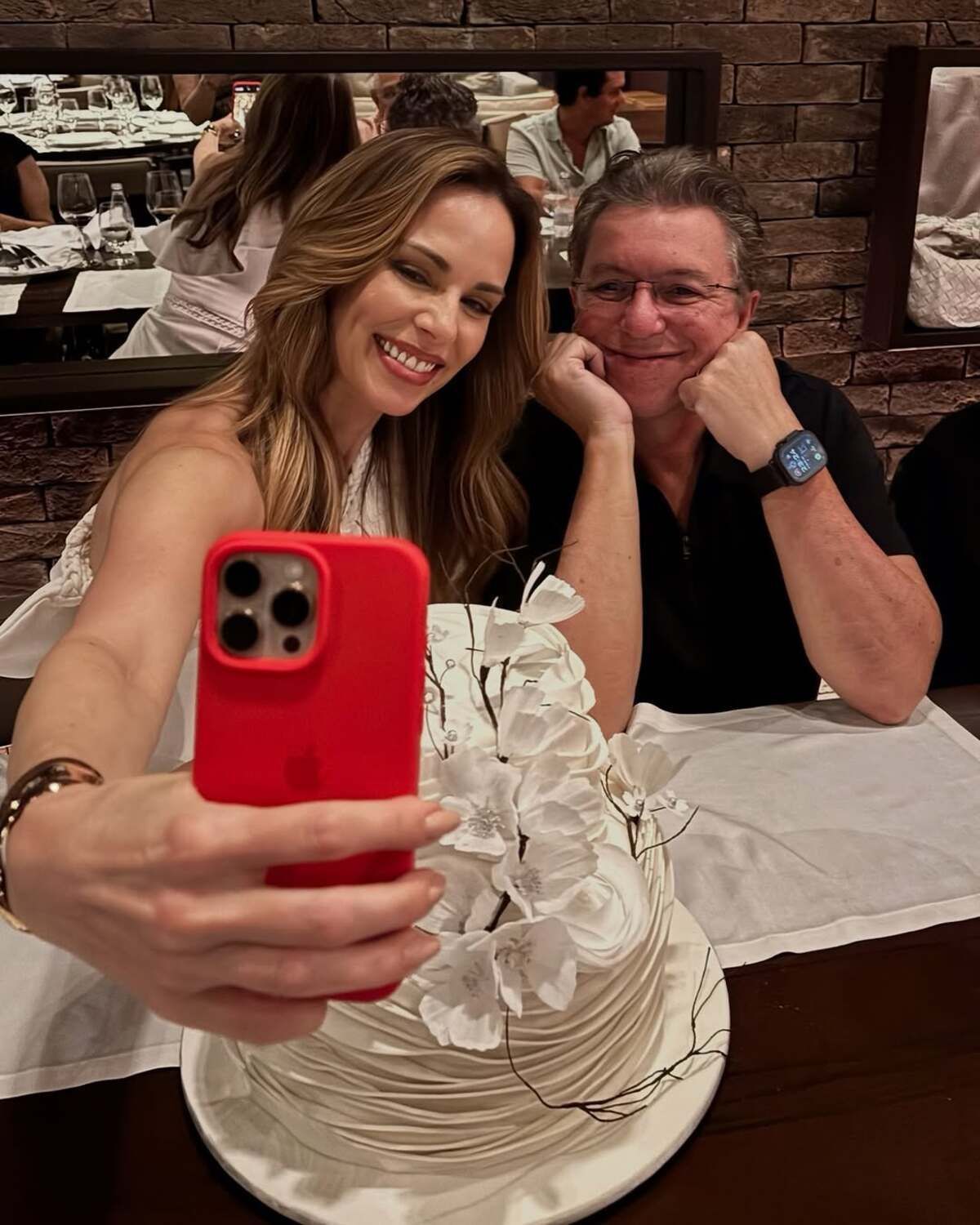 Ana Furtado exibe presente curioso que recebeu de Boninho: 'Escondeu na mala'