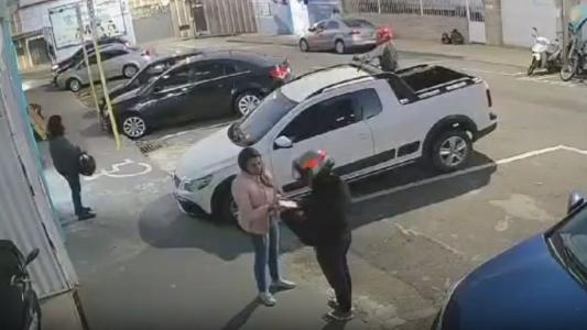 Foto mostra mulher conversando com suspeito em Varginha (MG)