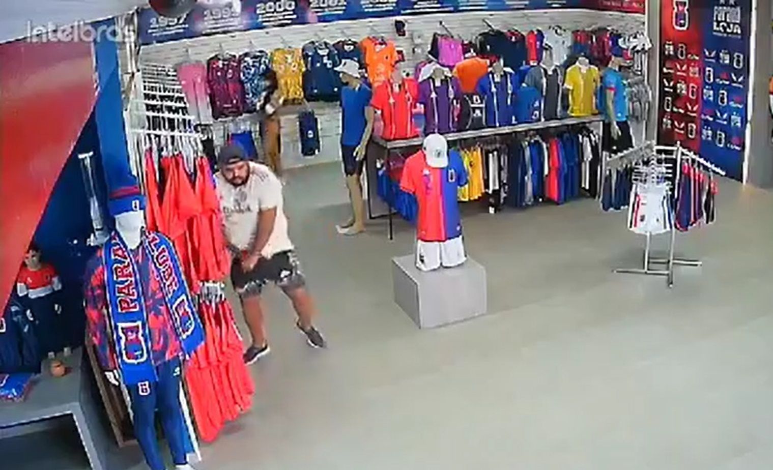 Vídeo: homem é flagrado ao furtar 17 camisas do Paraná Clube em loja