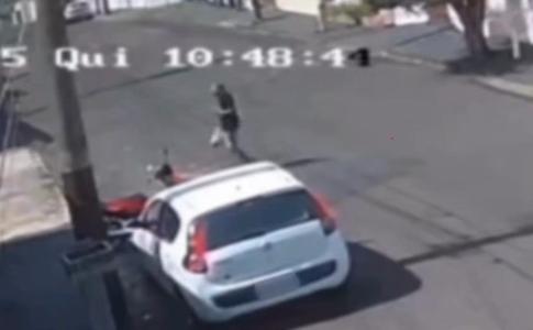 Vídeo mostra homem que só tem uma perna furtando moto em Uberlândia