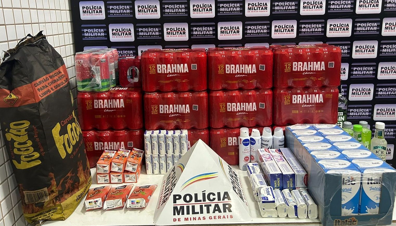 Vídeo: homem furta carrinho de supermercado com carnes nobres e cerveja e é preso em Minas