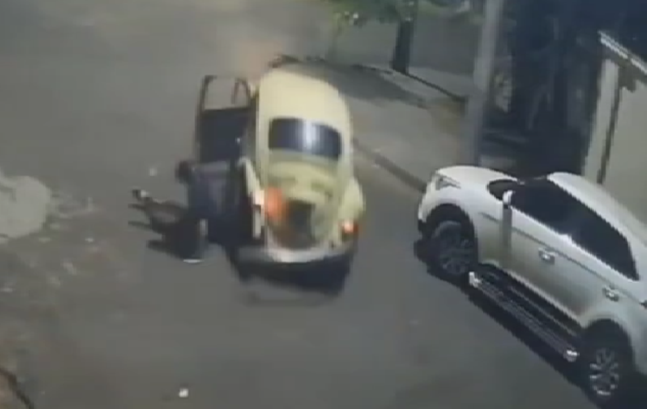 Vídeo: porta de Fusca se abre sozinha e jovem cai do carro desgovernado em MG