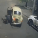 Vídeo: porta de Fusca se abre sozinha e jovem cai do carro desgovernado em MG