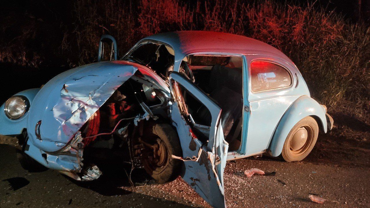 Batida de frente entre Fusca e Corsa deixa quatro feridos em Minas