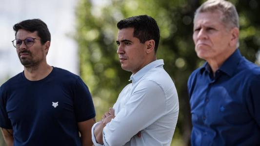 Futebol do Cruzeiro é comandado por Pedro Martins (centro) desde janeiro de 2022