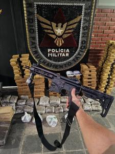 Fuzil 556 de uso restrito e grande quantidade de drogas e munições de alto calibre foram apreendidos pela PM