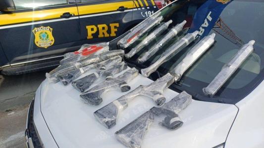 PF prende homem com 13 fuzis que seriam entregues no Complexo do Alemão (RJ) | CNN Brasil