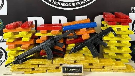 Nos documentos oficiais, os policias registraram apenas a preensão de 2 fuzis e de drogas