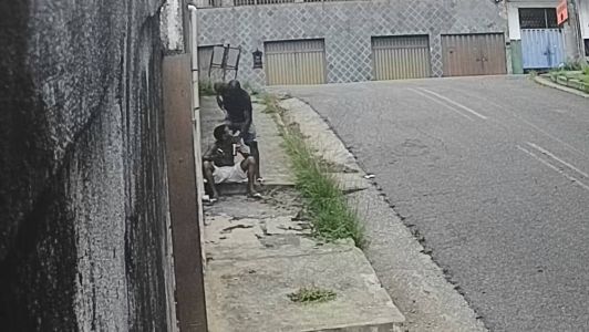 A vítima estava na porta de casa quando foi abordada