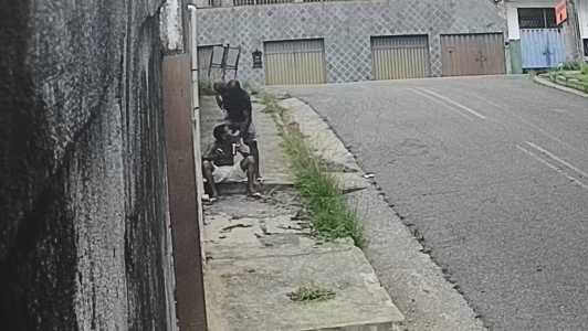 A vítima estava na porta de casa quando foi abordada