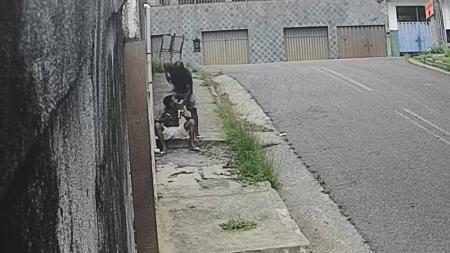 A vítima estava na porta de casa quando foi abordada
