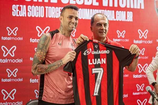 Em apresentação no Vitória, Luan fala sobre saída do Grêmio: 'Não era para eu estar lá'