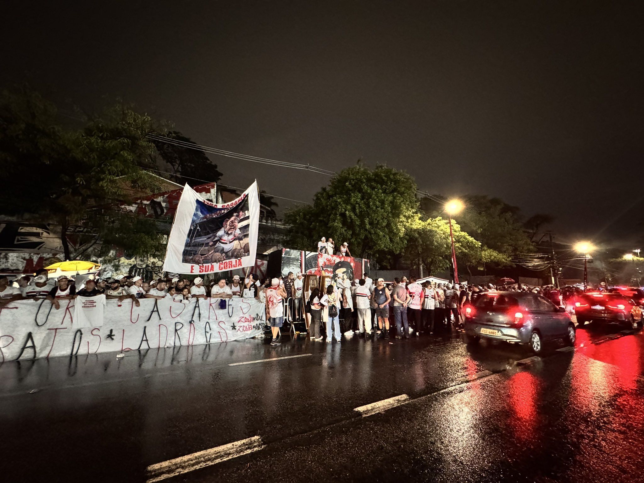 Torcedores do São Paulo protestam durante votação do impeachment de Julio Casares