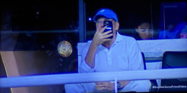 Sozinho, John Textor assiste Botafogo x Cruzeiro
