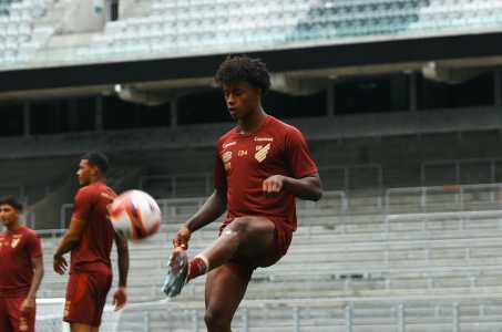Principal joia da base do Athletico-PR, Bruninho começa entre os titulares diante do Andraus