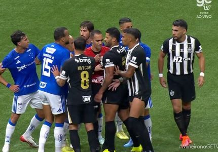 Discussão entre Hulk e Kaio Jorge durante clássico entre Atlético e Cruzeiro