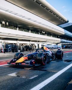 RB22, carro da Red Bull para a temporada 2026 da F1, em ação nos testes em Barcelona