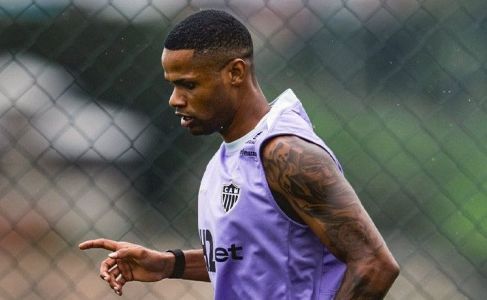 Júnior Santos durante treino do Atlético