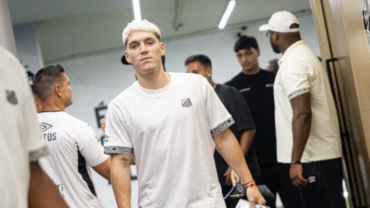 Gabriel Menino, de preto, ao fundo, acompanha estreia do Santos no Paulistão 2026