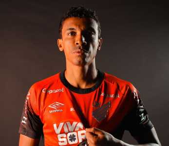 Luiz Gustavo com a camisa do Athletico-PR