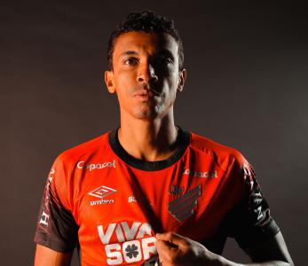 Luiz Gustavo com a camisa do Athletico-PR