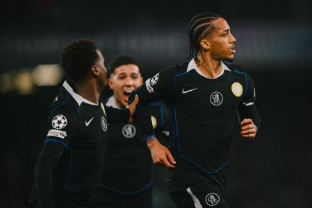 João Pedro comemora gol do Chelsea sobre o Napoli, pela Champions League