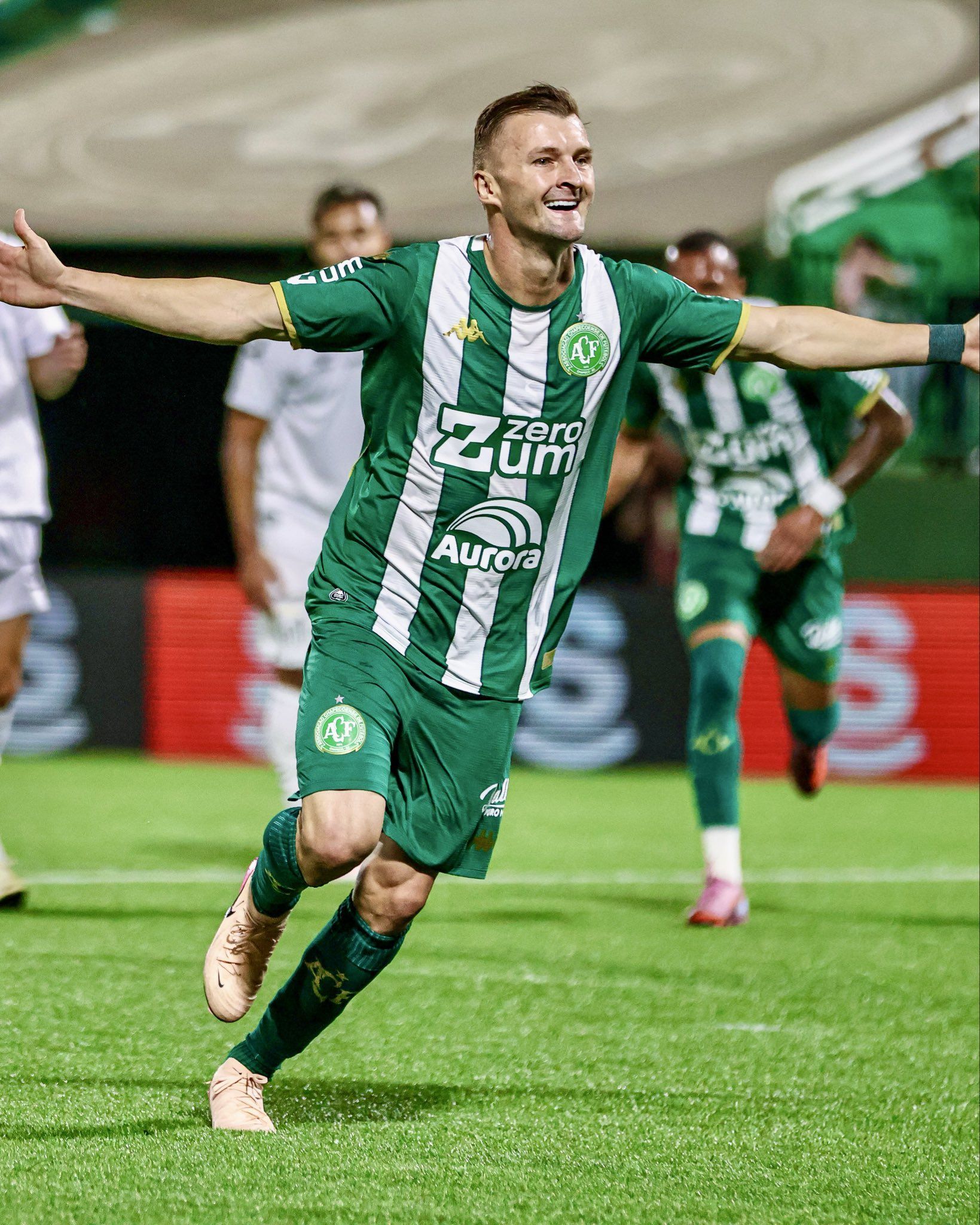 Em jogo de duas viradas, Chapecoense bate Santos pela estreia do Brasileirão
