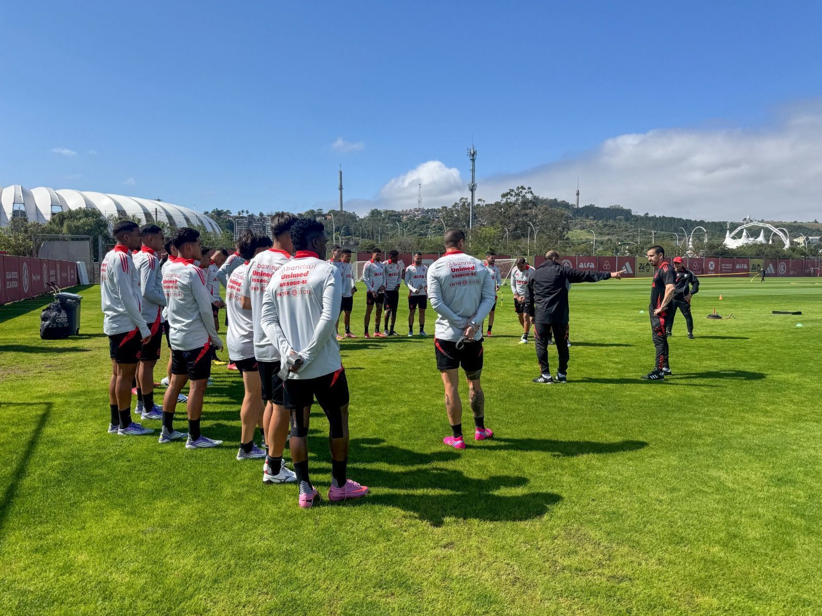 Torcida do Internacional invade CT do clube e aumenta 'pressão' antes do GreNal