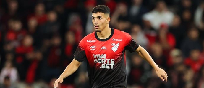 Arthur Dias se tornou titular do Athletico-PR aos 18 anos