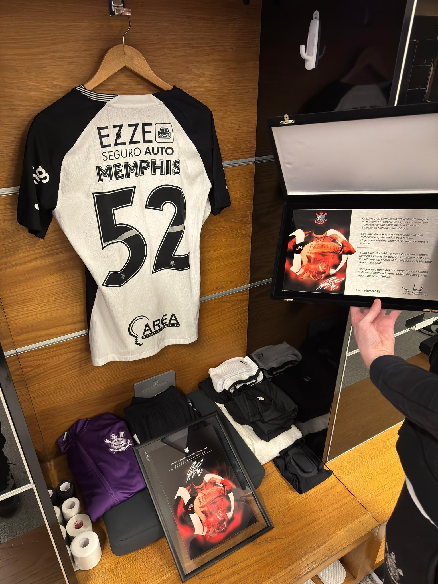 Corinthians homenageia Memphis por recorde com seleção da Holanda