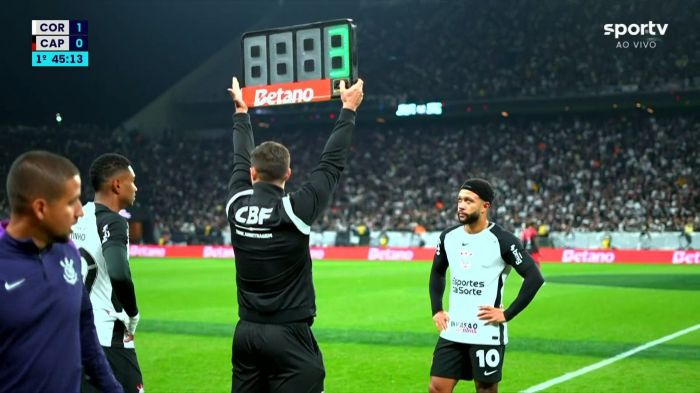 Depay esperando para ser substituido em Corinthians x Athletico-PR