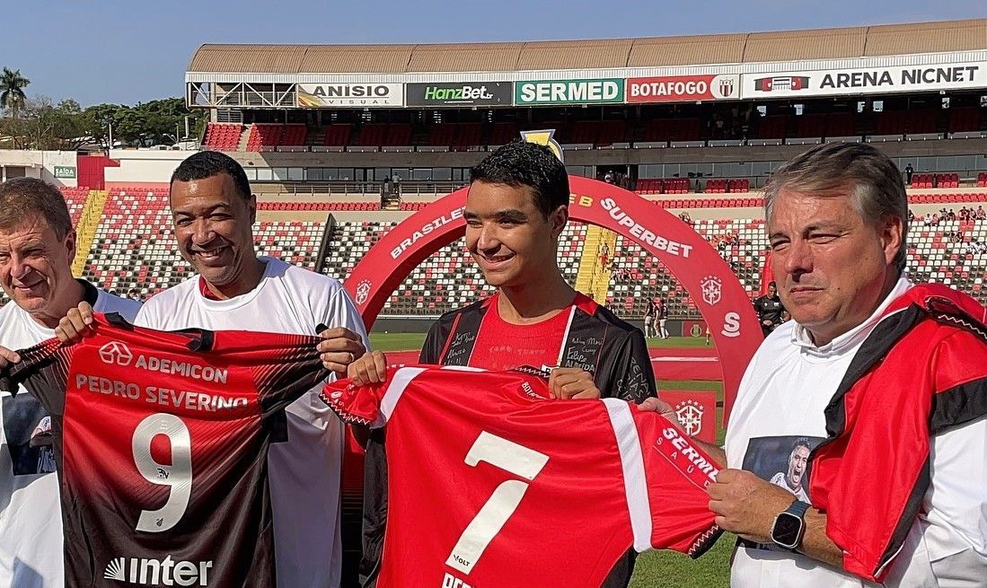 Após acidente, Pedro Severino é homenageado com pontapé inicial em Botafogo-SP x Athletico-PR