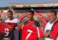 Após acidente, Pedro Severino é homenageado com pontapé inicial em Botafogo-SP x Athletico-PR