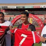 Após acidente, Pedro Severino é homenageado com pontapé inicial em Botafogo-SP x Athletico-PR