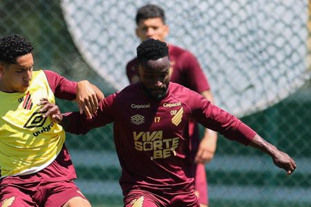 Mendoza deve retornar ao time titular do Athletico-PR contra a Chapecoense