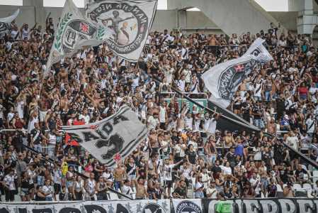 Torcida do Vasco no Estádio Nilton Santos, palco do jogo desta quinta-feira (11)