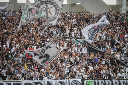 Torcida do Vasco no Estádio Nilton Santos, palco do jogo desta quinta-feira (11)