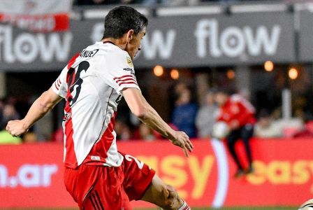 Nacho Fernández, campeão pelo Atlético, em ação pelo River Plate