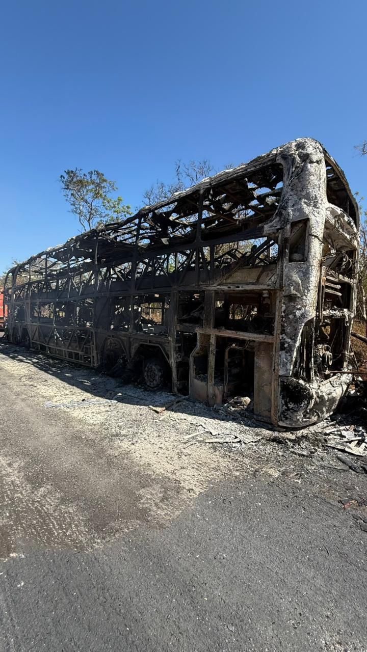 Ônibus de clube mineiro pega fogo durante volta de jogo e fica destruído