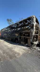 Ônibus do Pracatu completamente destruído
