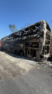 Ônibus do Pracatu completamente destruído