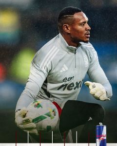 John, goleiro do Nottingham Forest