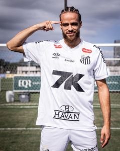 Billal Brahimi foi anunciado pelo Santos nesta quarta-feira (24)