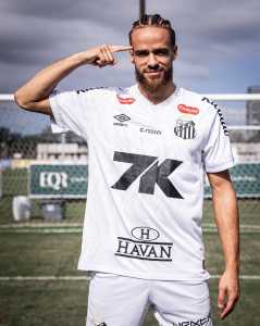Billal Brahimi foi anunciado pelo Santos nesta quarta-feira (24)