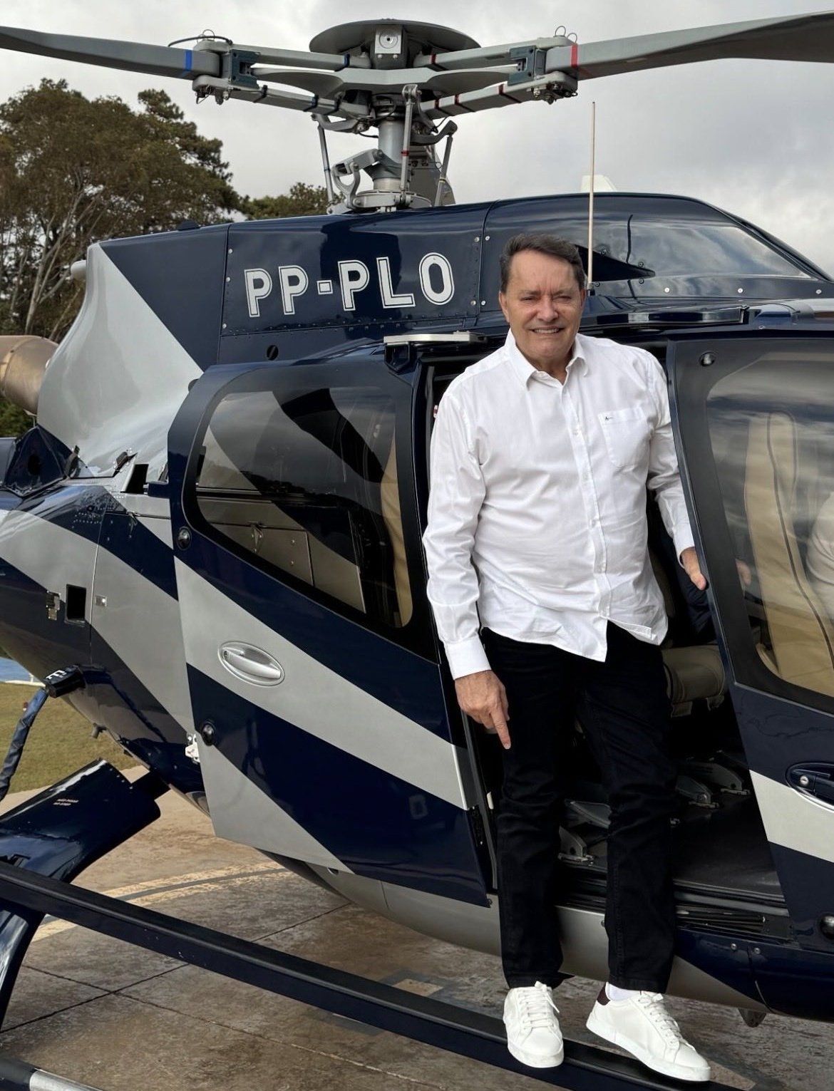 Cruzeiro: Pedrinho chega de helicóptero e é tietado em inauguração no interior de MG