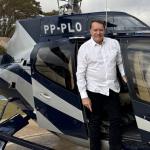 Cruzeiro: Pedrinho chega de helicóptero e é tietado em inauguração no interior de MG