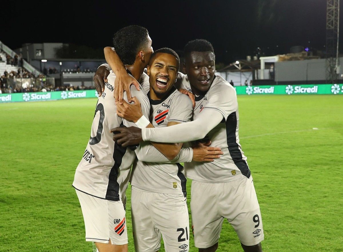Athletico-PR triplica chance de acesso na Série B após sexta vitória consecutiva