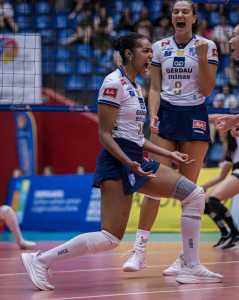 Equipe do Gerdau Minas celebra ponto diante do Maringá, nesta quarta-feira (24), na Taça Brasil Feminina de Vôlei