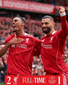 Gravenberch celebra gol marcado contra o Everton ao lado de Salah